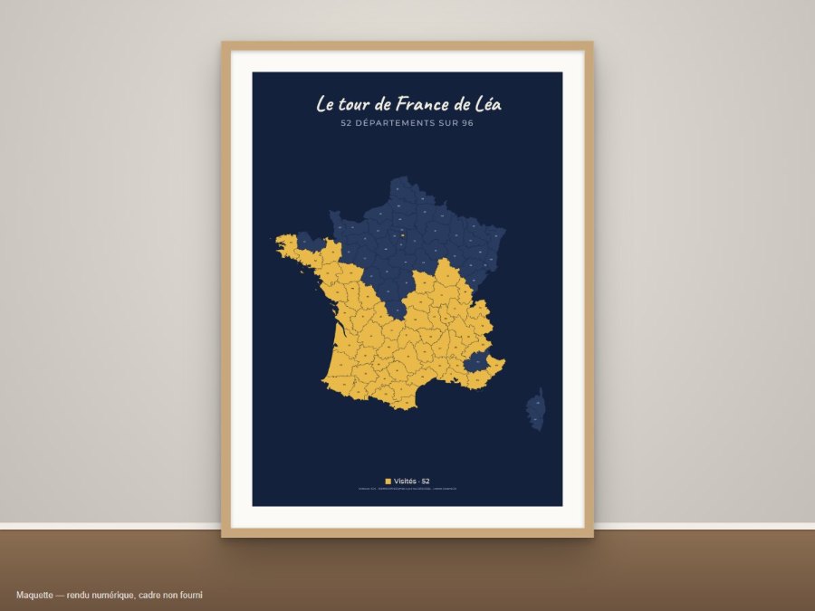 Affiche « Le tour de France de Léa » au format 50 x 70 cm, fond bleu nuit et départements dorés, encadrée au mur